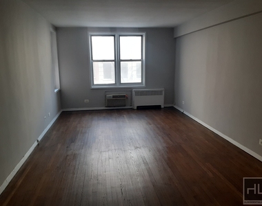 East 58 Street - Photo Thumbnail 4