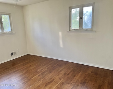 12 White Drive - Photo Thumbnail 11