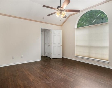 1307 Hyde Park Boulevard - Photo Thumbnail 13