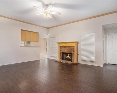 1307 Hyde Park Boulevard - Photo Thumbnail 4