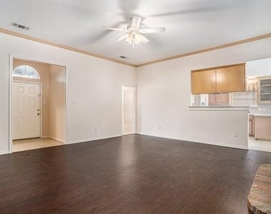 1307 Hyde Park Boulevard - Photo Thumbnail 7
