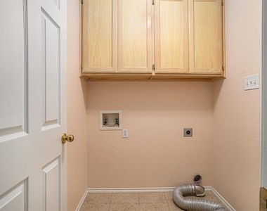 1307 Hyde Park Boulevard - Photo Thumbnail 12