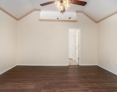 1307 Hyde Park Boulevard - Photo Thumbnail 14