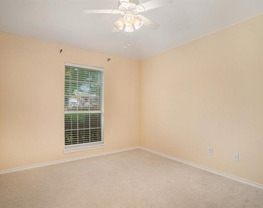 1307 Hyde Park Boulevard - Photo Thumbnail 17