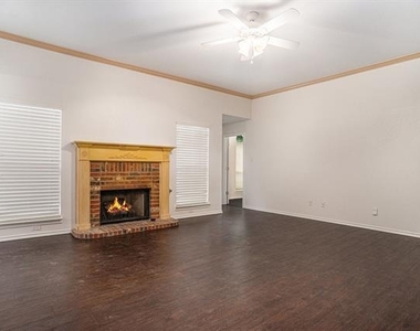 1307 Hyde Park Boulevard - Photo Thumbnail 6