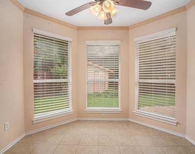 1307 Hyde Park Boulevard - Photo Thumbnail 8