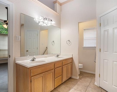 1307 Hyde Park Boulevard - Photo Thumbnail 16