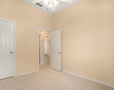 1307 Hyde Park Boulevard - Photo Thumbnail 18