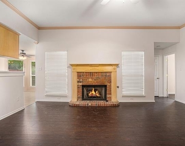 1307 Hyde Park Boulevard - Photo Thumbnail 5