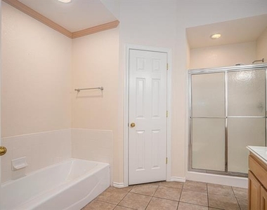 1307 Hyde Park Boulevard - Photo Thumbnail 15