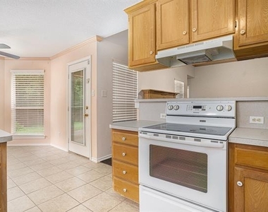 1307 Hyde Park Boulevard - Photo Thumbnail 11