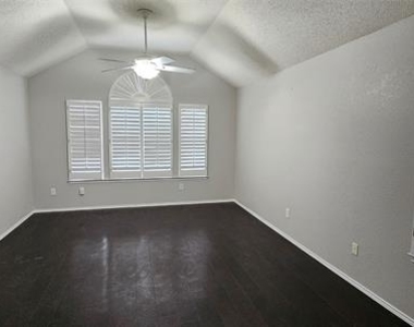 2956 S Bend Drive - Photo Thumbnail 7