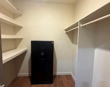 225 Scurry Avenue - Photo Thumbnail 17