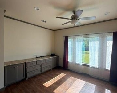 225 Scurry Avenue - Photo Thumbnail 3