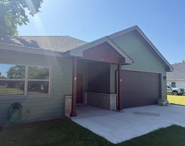 225 Scurry Avenue - Photo Thumbnail 1