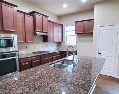 2614 Independence Drive - Photo Thumbnail 4
