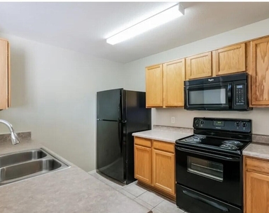 16085 W Adams Street - Photo Thumbnail 7