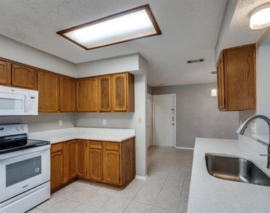 824 Simon Drive - Photo Thumbnail 5