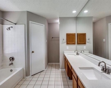 824 Simon Drive - Photo Thumbnail 11