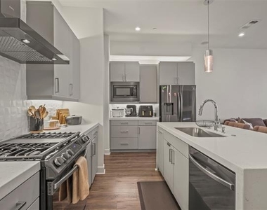 1813 Park Avenue - Photo Thumbnail 6