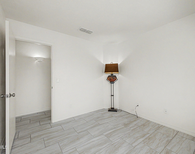 8563 W Mission Lane - Photo Thumbnail 22