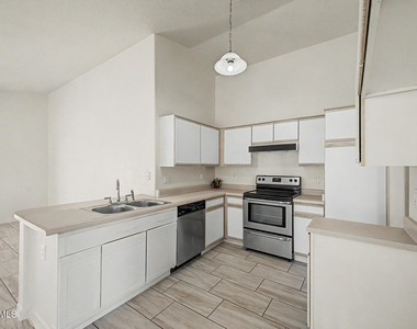 8563 W Mission Lane - Photo Thumbnail 12