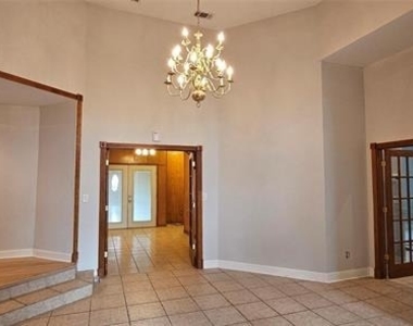 137 Oakview Road - Photo Thumbnail 2
