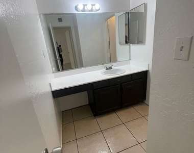 2666 N 43rd Avenue - Photo Thumbnail 4