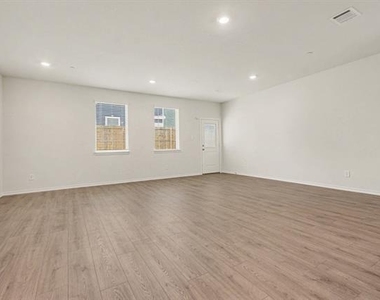 125 Arbor Drive - Photo Thumbnail 4
