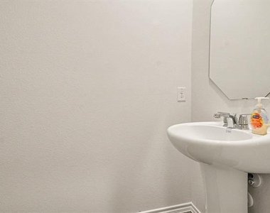 125 Arbor Drive - Photo Thumbnail 11