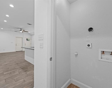 607 E Carter Street - Photo Thumbnail 16