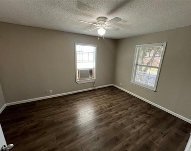 2223 Houston Street - Photo Thumbnail 7