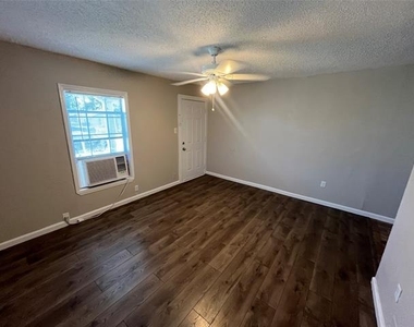 2223 Houston Street - Photo Thumbnail 3