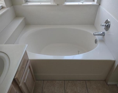 3101 Cape Cod Court - Photo Thumbnail 5
