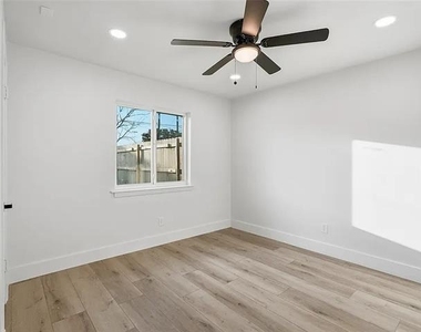 1729 R Avenue - Photo Thumbnail 9