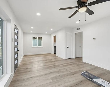 1729 R Avenue - Photo Thumbnail 3