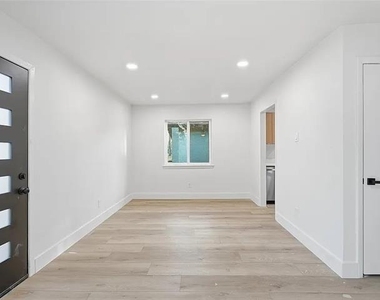 1729 R Avenue - Photo Thumbnail 1