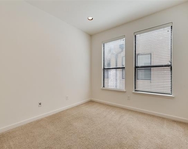 2411 N Hall Street - Photo Thumbnail 15