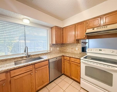 614 Towne House Lane - Photo Thumbnail 9