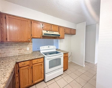 614 Towne House Lane - Photo Thumbnail 10