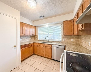 614 Towne House Lane - Photo Thumbnail 8