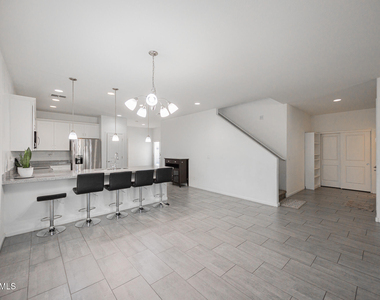 1711 W Pollack Street - Photo Thumbnail 6