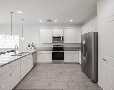 1711 W Pollack Street - Photo Thumbnail 9