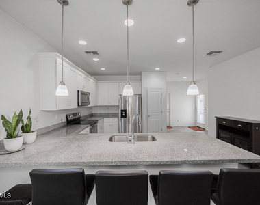 1711 W Pollack Street - Photo Thumbnail 7