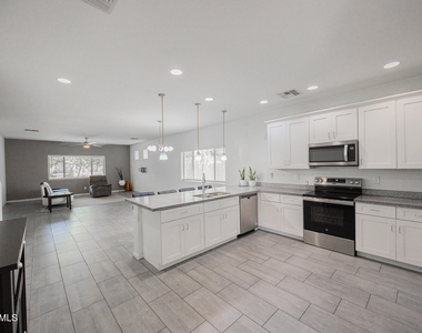 1711 W Pollack Street - Photo Thumbnail 10