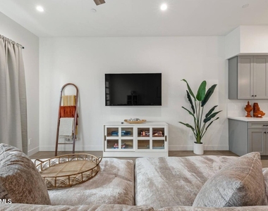 5151 N 13th Place - Photo Thumbnail 3