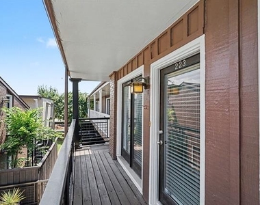 5926 Sandhurst Lane - Photo Thumbnail 24