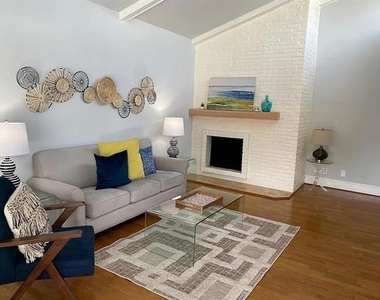 5926 Sandhurst Lane - Photo Thumbnail 4