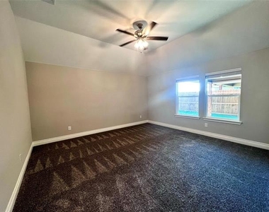 802 Tippit Lane - Photo Thumbnail 4