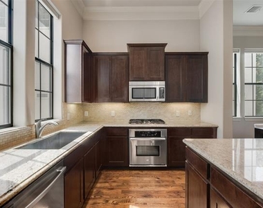 425 S Cesar Chavez Boulevard - Photo Thumbnail 7